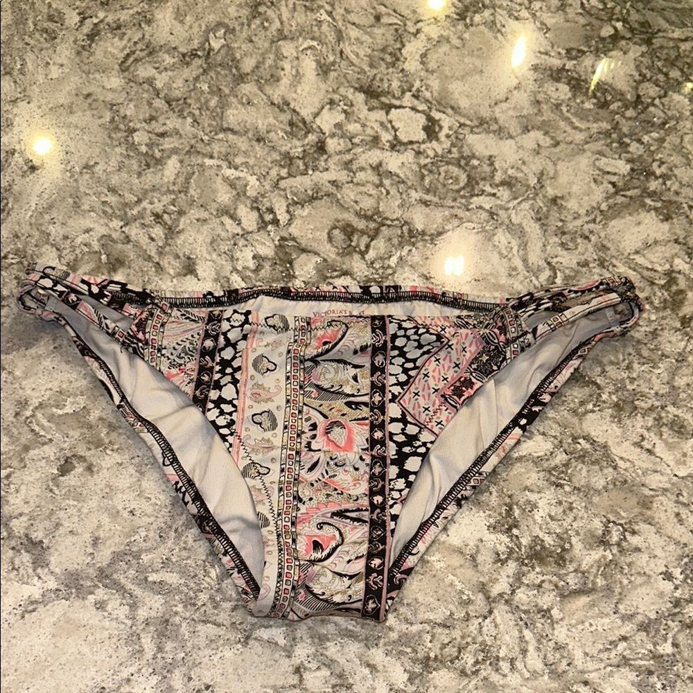 👙 Victoria’s Secret Strappy Cheeky Bikini Bottom – Size Large